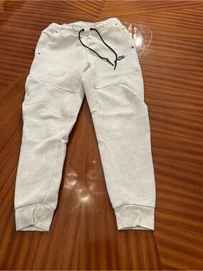 Nike Men’s Light Heather Gray Joggers with Black Drawstring